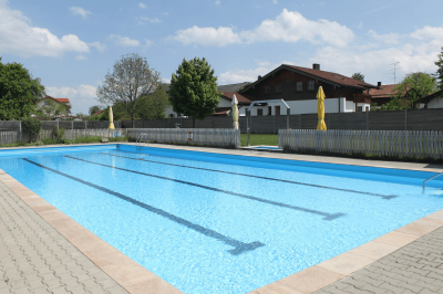 Das Schwimmbad in Tuntenhausen überzeugt mit kristallklarem Wasser